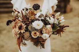 Have you fallen in love with the dreamy arrangements of a particular wedding florist on instagram? Guide To Autumn Wedding Flowers In Season In The Uk Ireland