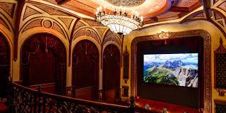 Стената прави огромно изявление в домашното кино на предприемача