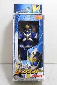 Koichi, çocukken i̇ngiltere'de yaşıyordu ve shot komutanı amachi, ebeveynlerinin ryukendo ve ryuguno için madan giysileri. Madan Senki Ryukendo Sofvi Handy Hero Series R H01 Ryukendo