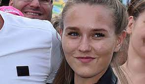 Der terminkalender von laura müller ist ausgebucht: Laura Muller Jetzt Zeigt Die Wendler Freundin Ihr Wahres Gesicht Wunderweib Michael Wendler Gesicht Sommerhaus