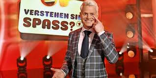 Die macher der sendung hätten sie als gestrenge sittenwächterin engagiert, die gegen eine angeblich pornografische und frauenfeindliche aufführung im fürther stadttheater einschreitet, berichtete theatersprecher christof. Verstehen Sie Spass Stars Spielen Freunden Und Familienmitgliedern Streiche