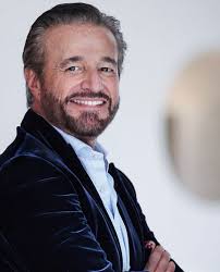 Christian de sica was born on january 5, 1951 in rome, lazio, italy. Christian De Sica Biografia Chi E Eta Altezza Peso Figli Moglie Instagram E Vita Privata Spettegolando