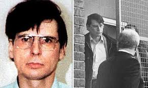 Dennis andrew nilsen, né le 23 novembre 1945 à fraserburgh en écosse et mort le 12 mai 2018 à full sutton (en) dans le yorkshire 1, est un tueur en série et nécrophile britannique, qui aurait tué au moins 15 jeunes sdf homosexuels avant d'être arrêté et mis en prison à perpétuité. Serial Killer Dennis Nilsen Dies In Prison Ministry Of Justice Confirms Uk News Express Co Uk