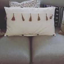 Ehanou Nazouh Est Fan De Ses Nouveaux Coussins A Pompons Babou Home Bohemechic Deco Decoration Pillows Throw Pillows Bed