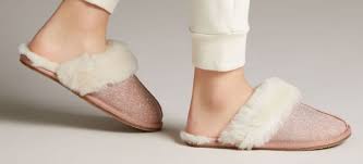 It had two clips, one on each side, to keep her hair out of her face. Comfortable Stylish Slippers Clarks