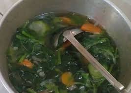 Aneka kreasi olahan sayuran bayam segar banyak juga jenis dan variasi yang tersedia ada yang pake kuah santan, tumis, bobor ada juga yang dicampur atau dikombinasikan dengan jagung baby, jagung manis, sayur oyong, wortel. Resep Sayur Bening Bayam Simple Menggugah Selera Kumpulan Resep Populer