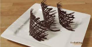 Vous adorez le chocolat ? Comment Faire Facilement Des Decorations En Chocolat 6 Motifs 6 Trucs Decoration Chocolat Deco Chocolat Chocolat