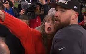 VÍDEO: Taylor Swift entra em campo da NFL para comemorar o título do  namorado Travis Kelce - Lance!
