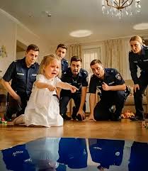 She Whispered, “There’s Someone Under My Bed…” — What the Police Discovered Moments Later Left Them Speechless, The emergency operator thought it was just another prank—until he heard the fear in her ...