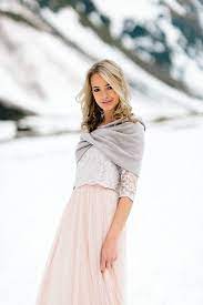 Bei uns finden sie auserlesene dessous für den grossen tag und edle bademode für die zeit danach. Braut Schal Loop In Pastellviolett Zum Brautkleid Braut Hochzeit Im Herbst Brautjacke