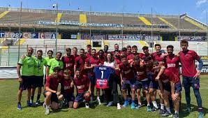Il 1° sito italiano per gli appassionati di maglie da calcio: Benedetta Pilato Riceve La Maglia Numero 1 Dal Taranto Calcio L Abbraccio Nello Stadio La Repubblica