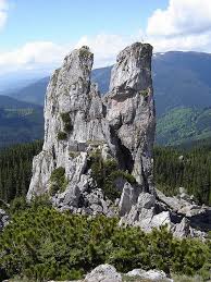 Dincolo de legende, pietrele doamnei sunt cât se poate de reale, înalte de 70 de metri şi situate la altitudinea de 1634 de metri Bijuteriile Doamnei Din Muntii Rarau The Lady S Stones From Rarau Mountais Www Welcome2romania Wordpress Com Welcome To Romania