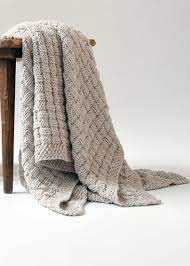Strickanleitungen häkeln anleitung strickmuster handarbeit stricken deko babydecke anleitung patchworkdecke stricken bommel. Anleitung Das Strukturmuster Der Kuscheligen Decke Aus Dem Allroundgarn Boston Erinnert An Ein Wolldecke Stricken Decke Stricken Anleitung Kissen Stricken