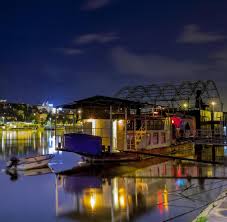 Belgrade's underground nightlife scene is thriving, but as dj tijana t explains, you still have to fight for your right to party read more brilliant nights out around europe here; Serbien Belgrad Ist Die Wahre Arm Aber Sexy Stadt Welt