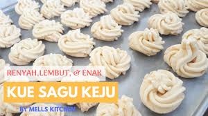 Sedikit berbeda dengan kue kering kebanyakan, kue yang satu ini menggunakan tepung sagu atau tepung kanji sebagai bahan utamanya. Resep Kue Sagu Keju Enak Renyah Lembut Lumer Di Mulut Mells Kitchen Youtube