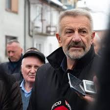 OBILJEŽENO 30 GODINA OD ZLOČINA U ŠTRPCIMA Polaganjem vijenaca na spomenik  “Sat života”, danas je u Bijelom Polju obilježeno 30 godina od zločina u  Štrpcima. Pored predstavnika rodbine i prijatelja stradalih, vijence