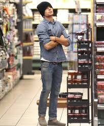 Seriously, do you know anyone who dresses this well to board a plane? Zac Efron Zac Style 29 Because We Love Almost Everything He Wears Fan Forum