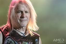 Steve Morse (and Deep Purple) live in Paris last week.  https://www.facebook.com/aimejiphotographer/photos/pcb.1999625700261072/1999625566927752/?type=3&theater