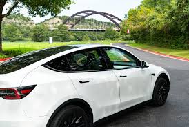 The model y shares an estimated 75% of its parts with the tesla model 3, which includes a similar interior design. Tesla Fuhrt Das Model Y Standard Rwd Und 7 Sitz Option Als Dritte Reihe Ein Elektroauto News Net