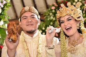 Citra memakai model kebaya pengantin putih lace dengan train panjang menyapu lantai. Terbaik Dari Foto Prewed Adat Sunda Gallery Pre Wedding