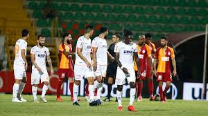 Alanyaspor yarı alanının ortalarında sağ kanatta kazanılan faulü ömer bayram kullandı. Galatasaray In Konugu Lider Alanyaspor