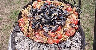 Meeresfruchte Paella Auf Dem Schwenkgrill Uber Holzkohle Von Bewego Chefkoch Rezept Paella Meeresfruchte Fruchte