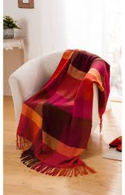 Unsere bettdecken werden aus hochwertigem alpaka aus peru hergestellt. Alpaka Decke In Karo Rot 207654 Dw Shop