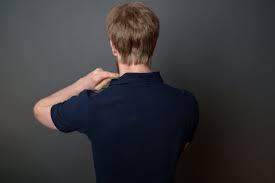 Steifer Nacken Hals So Losen Sie Ihn Selbst