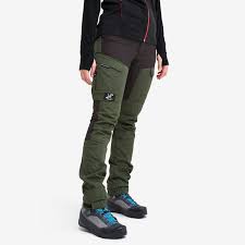 Olen jo pitkään halunnut hankkia housut revolutionracelta, mutta nyt sainkin loistavan tilaisuuden tehdä yhteistyötä heidän kanssa! Rvrc Pants