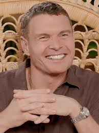 Sarah Wetenhall sits down with floral designer, Lewis Miller, to discuss  the origin of the Flower Flash and all things design in Palm Beach, New  York, and beyond.