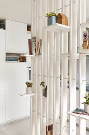 En bois et sans vitrage, se fixant avec des verins a la. Une Etagere Cloison Astucieuse Interieur De La Chambre Cloison Cloison Bois
