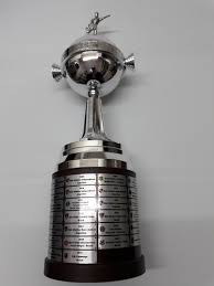 La copa libertadores, o simplemente la copa, es un trofeo que se entrega a los ganadores de la copa libertadores por la conmebol. Trofeo Mini Copa Libertadores Boca River Envio Mercado Libre