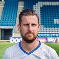 Lisa Lowndes (@loonylowndes)