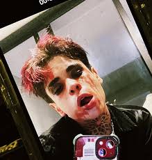 mira q bien me sienta la fama… toda esta gente me odia y aclama <\3