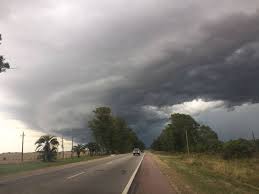 Un ciclón extratropical o depresión atmosférica (sistema de bajas presiones que se desarrolla en latitudes medias) afecta este miércoles al sur de uruguay provocando vientos intensos que pueden. Meteorologo Anuncia Posible Ciclon Extratropical Para El 18 De Julio