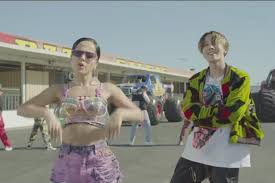 Para empezar, escuchamos cantar a los intérpretes en coreano, español e inglés. La Pegajosa Cancion De Becky G Y J Hope Enloquece A Seguidores