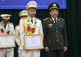 Nguyễn trãi là nhà văn chính luận kiệt xuất, những tác phẩm văn chính luận của ông có luận điểm vững chắc, lập luận chặt chẽ với giọng điệu linh hoạt. Bao Cong An Nghá»‡ An