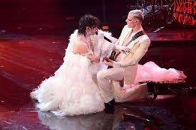 «spogliato degli abiti per votare la vita alla religione», ha spiegato l'artista su. Sanremo 2021 Quarta Serata Achille Lauro Re Dei Social