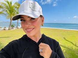 If you missed this wonderful sweater last time, this is your chance!!!🥰  Pre-order yours NOW:  https://shop.lisarobertson.com/collections/lisa-robertson