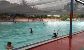 Perenang menghadap ke dinding kolam dengan kedua belah tangan memegang besi pegangan. Amankan Kolam Renang Anda Brayan Pool