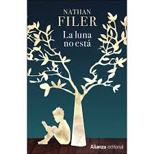 Fogg inicia un viaje de búsqueda de su identidad y sus orígenes que lo llevará de manhattan al remoto oeste americano. Libro La Luna No Esta