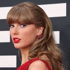 Fans Are Losing It Over Viral Video Of Taylor Swift Grabbing Travis Kelce's  Head While Dancing To 'Shake It Off' In Nashville: 'Crying'