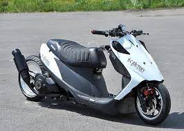 スズキ アドレスv125 プロが造るカスタム バイクブロス マガジンズ アドレスv125 スズキ プロが造るカスタムバイクブロスマガジンズ in 2020 scooter custom custom moped scooter bike