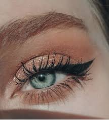Pinterest Kyliieee Blush Smokey Eye Mit Katzenaugengeflugelten Eyeliner Auf Grunen Augen Kylie Kosmetik Idee Maquillage Maquillage Maquillage Yeux Bleus