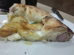 La pizza con il bordo ripieno. Kepizza Con Cornicione Ripieno Di Salsiccia Picture Of Pizzeria Porzio Naples Tripadvisor