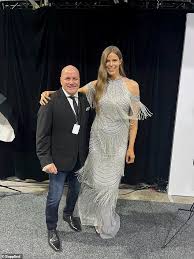 57718097-10799389-Backstage_before_the_show_Martin_was_thrilled_to_have_Robyn_walk- a-10_1652395452078.jpg