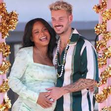 Pokora, de l'autre côté de la scène (hugo image), immersion richement illustrée de son my way tour, à la vente ce 9 novembre. Photos Matt Pokora Plus Amoureux Que Jamais Au Bras De Christina Sa Femme Enceinte Gala