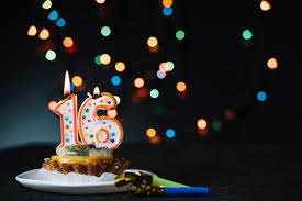 Nummer 16 Geburtstag Beleuchtete Kerze Auf Der Scheibe Der Torte Mit Partyhorngeblase Gegen Belichteten Bokeh Hintergrund Kostenlose Foto