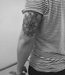 Tatouage homme omoplate tatouage boussole homme tatouage bracelet poignet homme tatouage marin homme tatouage homme épaule tribal rose dessin tattoo rose dessin tattoo dessin tatouage homme tatouage flanc homme tatouage etoile homme tatouage biceps homme. 1001 Idees Tatouage Rose Des Vents Cap Sur Un Classique Du Genre