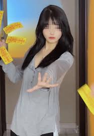 疑似抖音网红“你的欲梦”在直播中不慎走光。 - 热舞主播